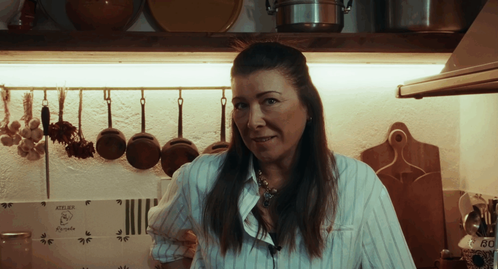 Erika Blu dans Souvenirs d'Enfance.