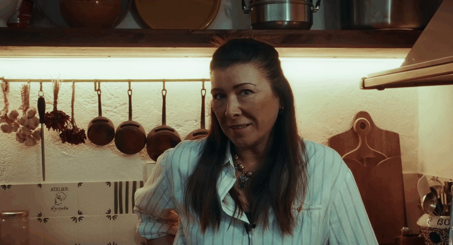 Erika Blu dans Souvenirs d'Enfance.